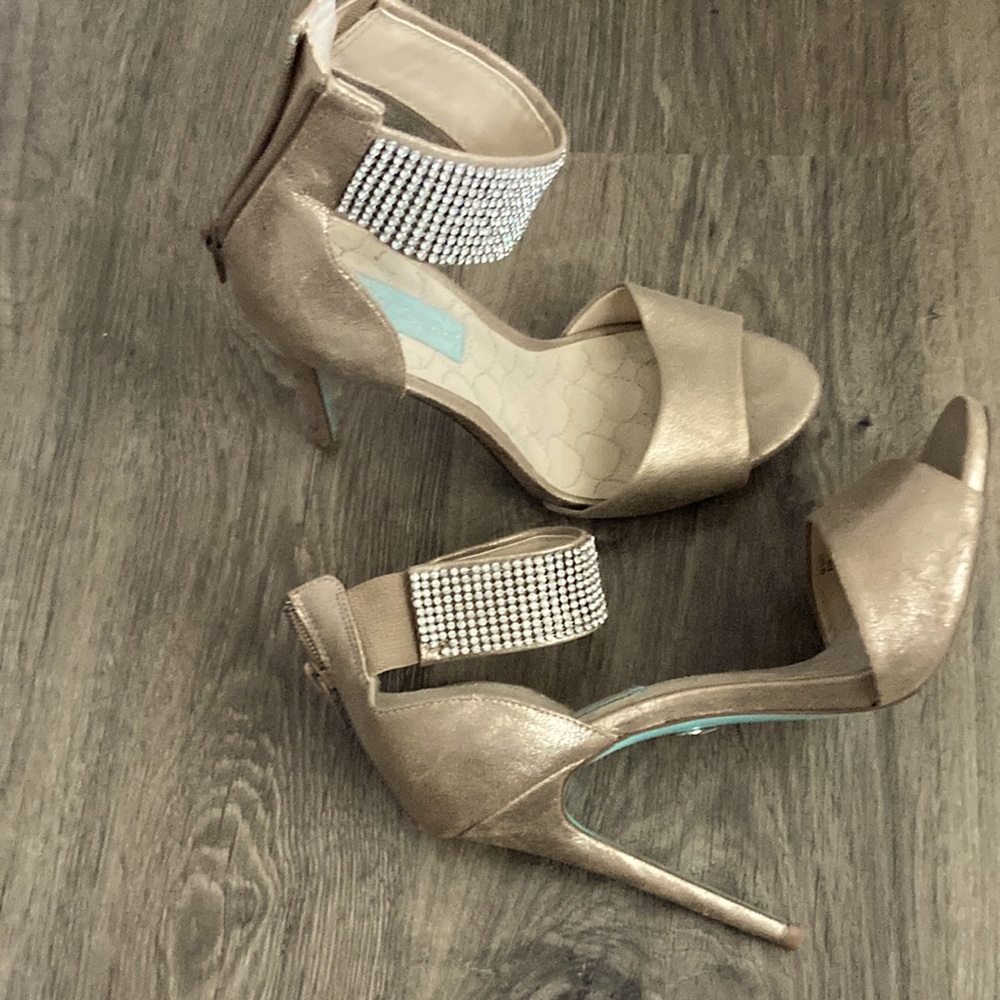 Betsy johnson 5” heel bronze colour open toe shoe size 8.5
